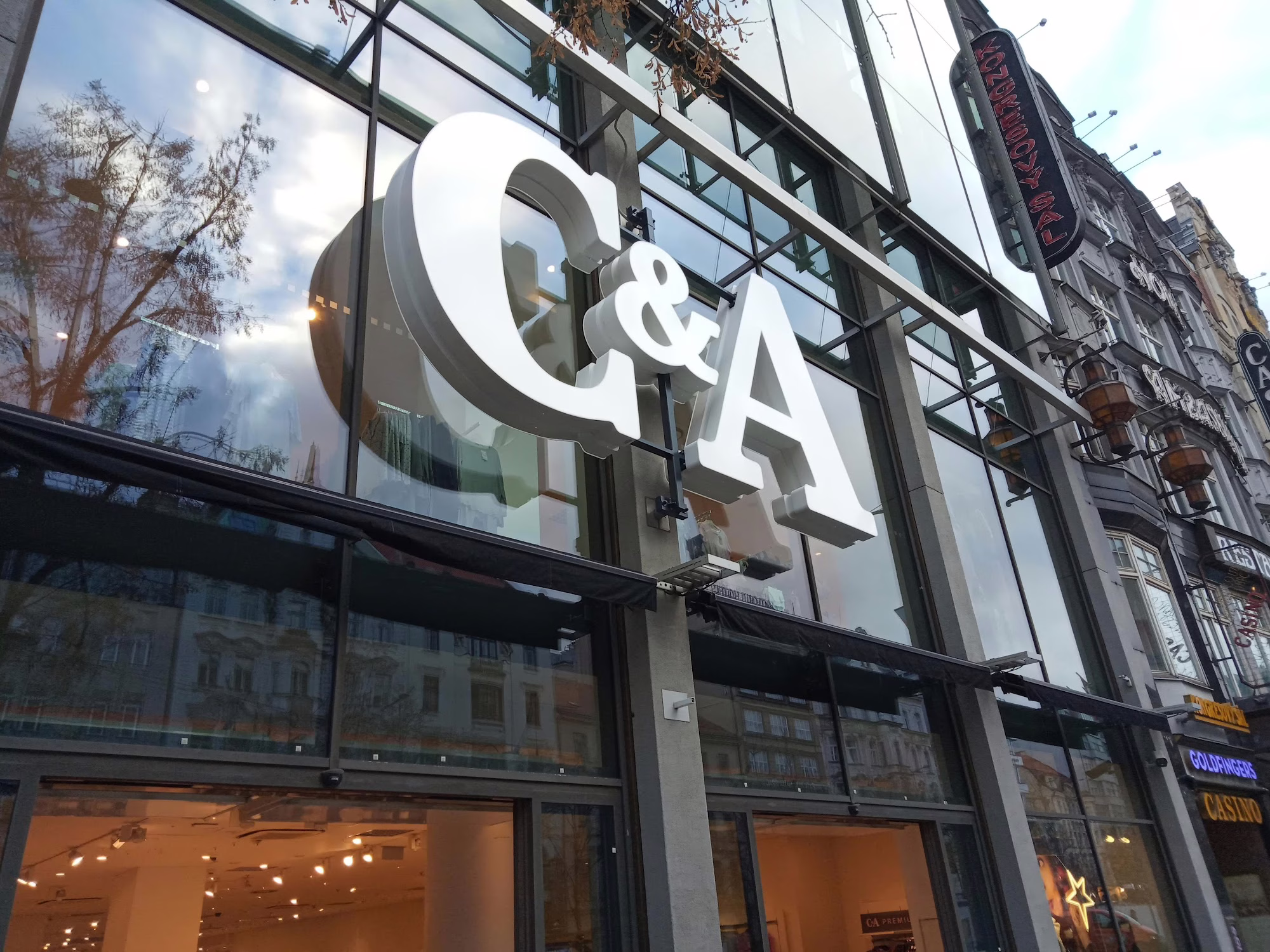 Modernization of the visual identity of a fashion retail chain in Central Europe