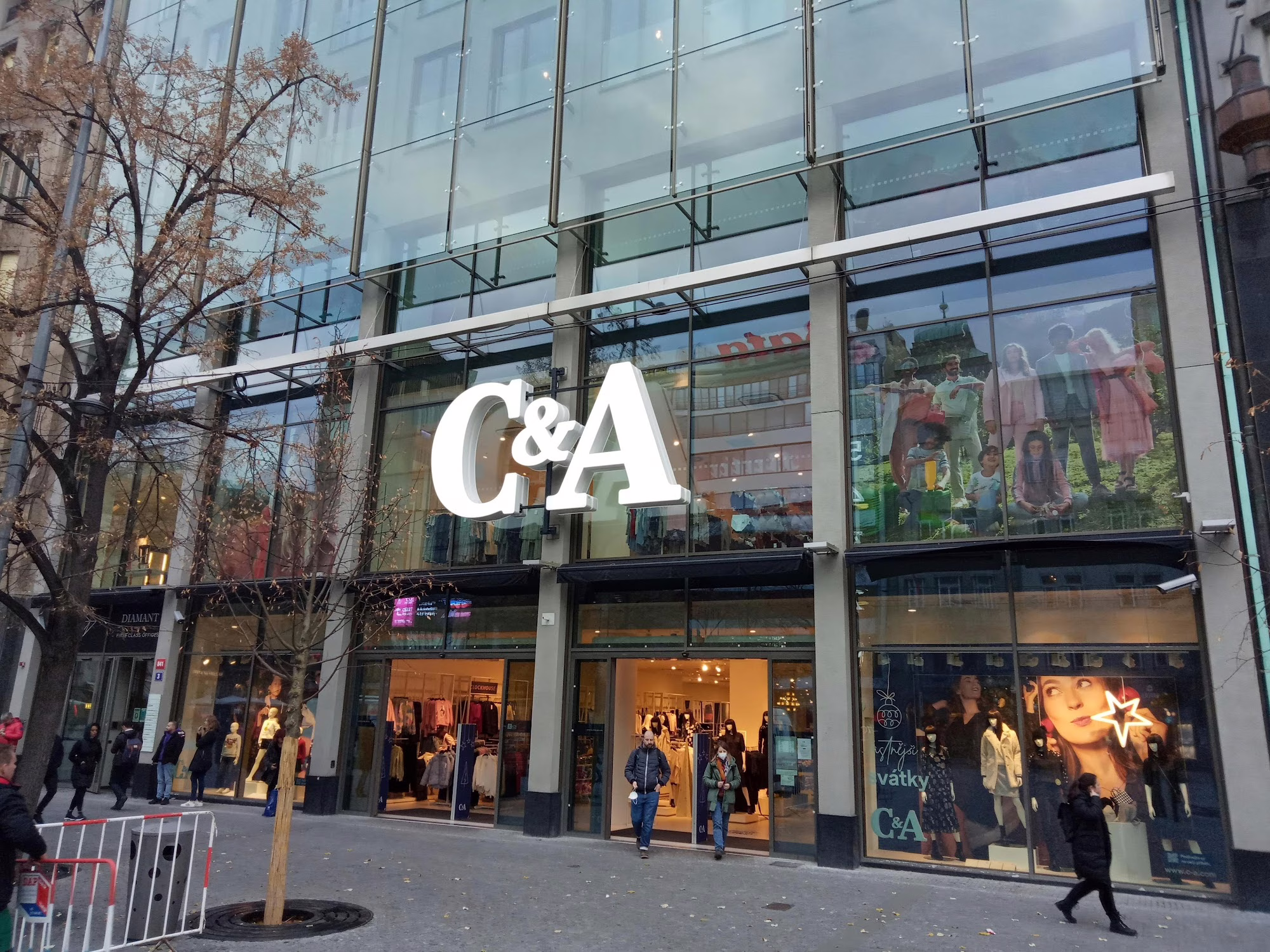 Modernization of the visual identity of a fashion retail chain in Central Europe
